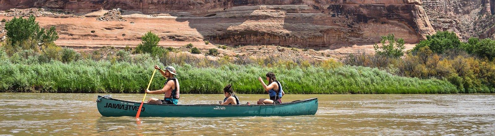 Geography students in canoe at the Colorado River
